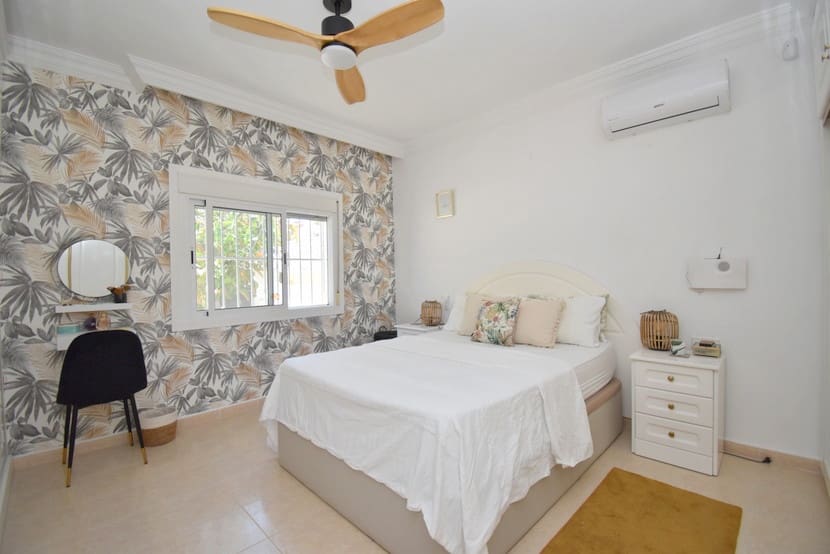 3 bedroom Villa for sale in Punta Prima with pool garage - € 529,999 (Ref: 9920020)