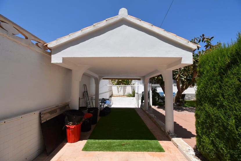 3 bedroom Villa for sale in Punta Prima with pool garage - € 529,999 (Ref: 9920020)