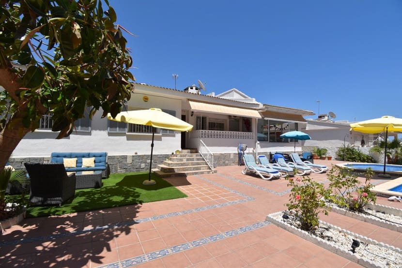 3 bedroom Villa for sale in Punta Prima with pool garage - € 529,999 (Ref: 9920020)