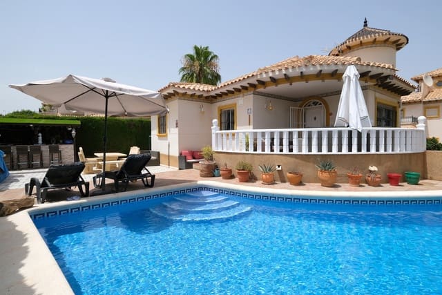 2 soveværelse Villa til salg i Villamartin, Orihuela med swimmingpool garage - € 399.995 (Ref: 9981829)