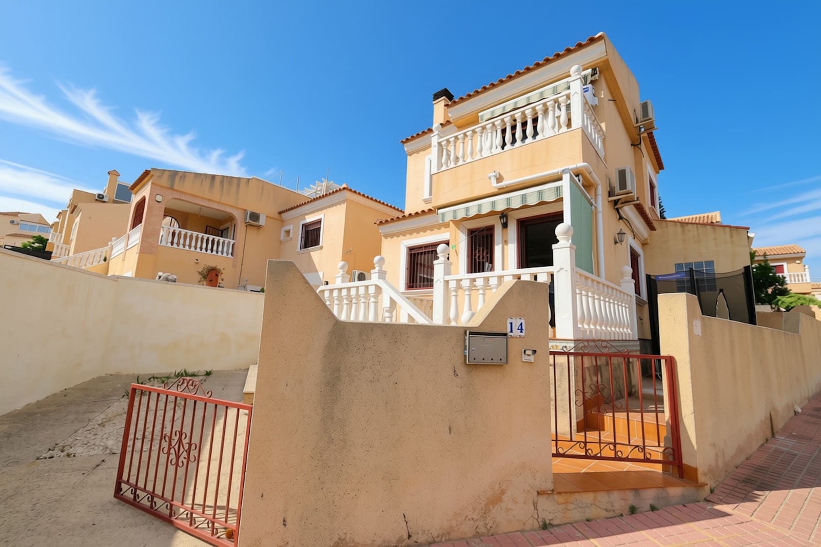 2 chambre Villa/Maison à vendre à Villamartin avec piscine garage - 229 000 € (Ref: 9981835)