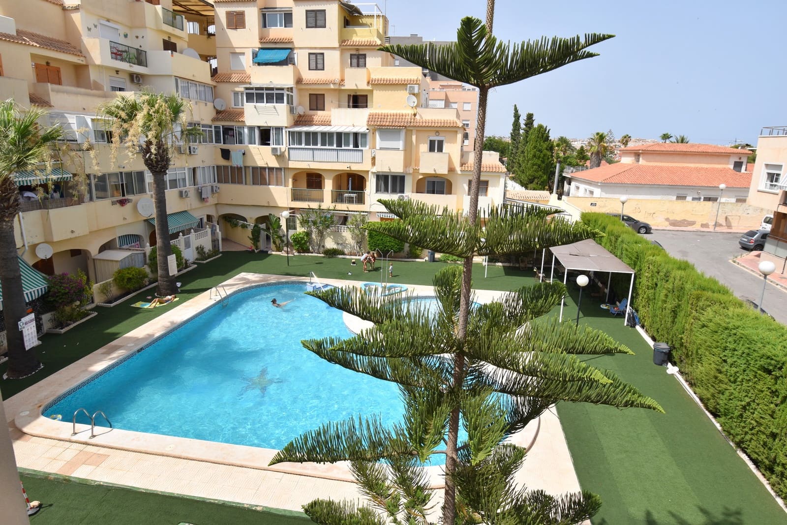2 bedroom Apartment for sale in Torrevieja with pool - € 124,999 (Ref: 9990284)