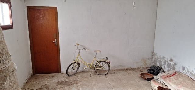 Hus til salgs i Ginestar med garasje - € 82 000 (Ref: 8754007)