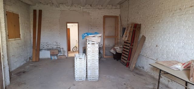 Hus til salgs i Ginestar med garasje - € 82 000 (Ref: 8754007)