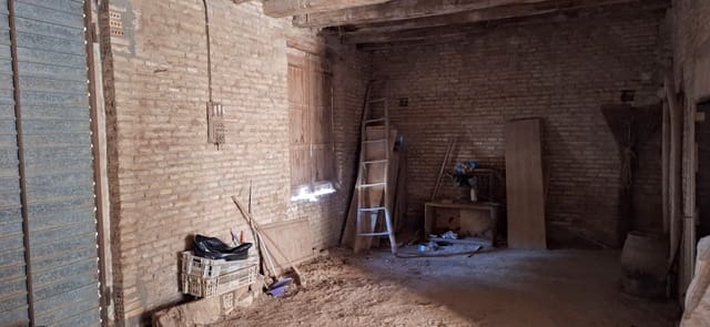 Hus til salgs i Ginestar med garasje - € 82 000 (Ref: 8754007)