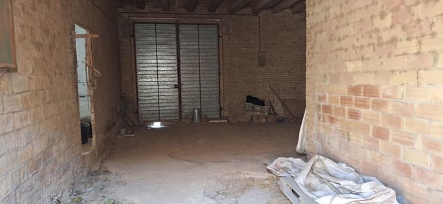 Hus til salgs i Ginestar med garasje - € 82 000 (Ref: 8754007)