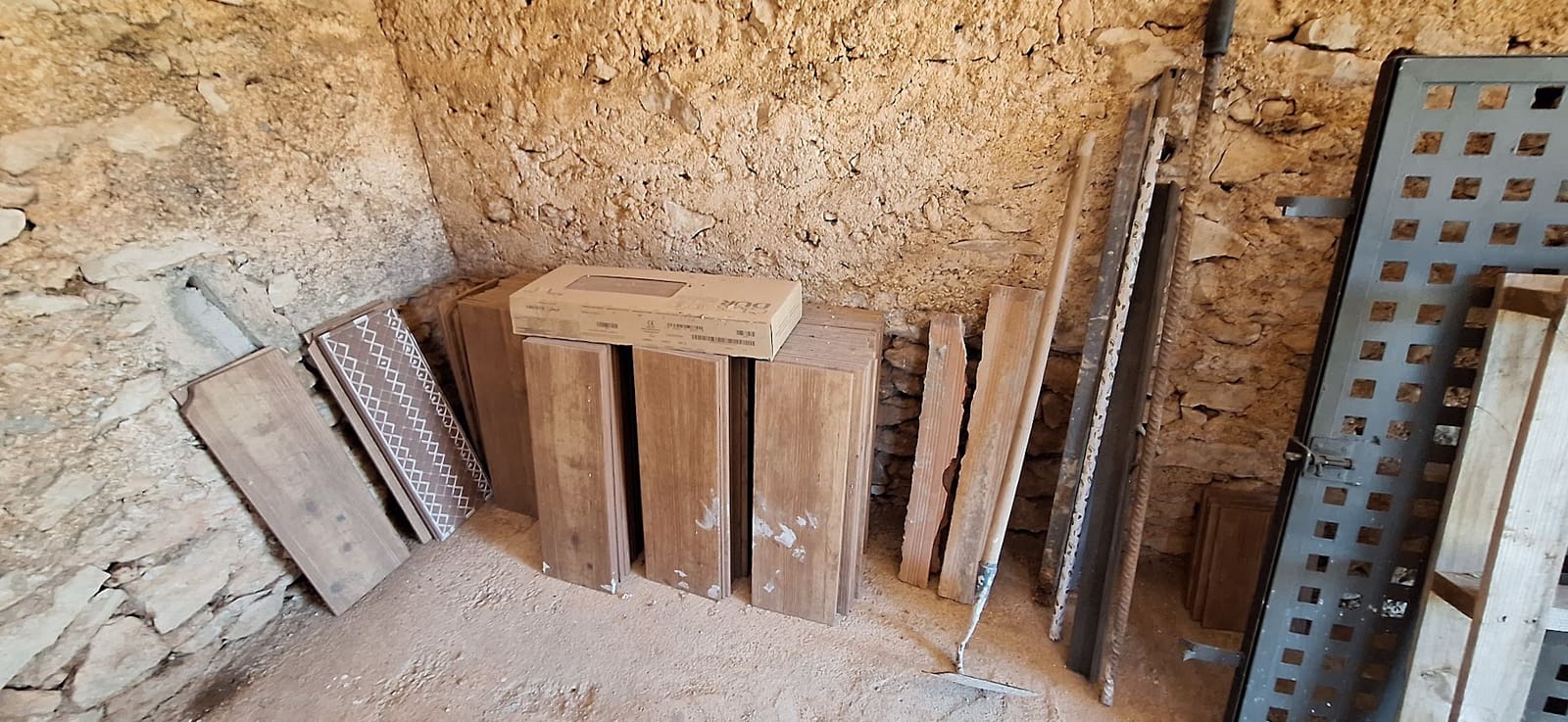 Finca/Country House for sale in Ginestar - € 65,000 (Ref: 9127766)