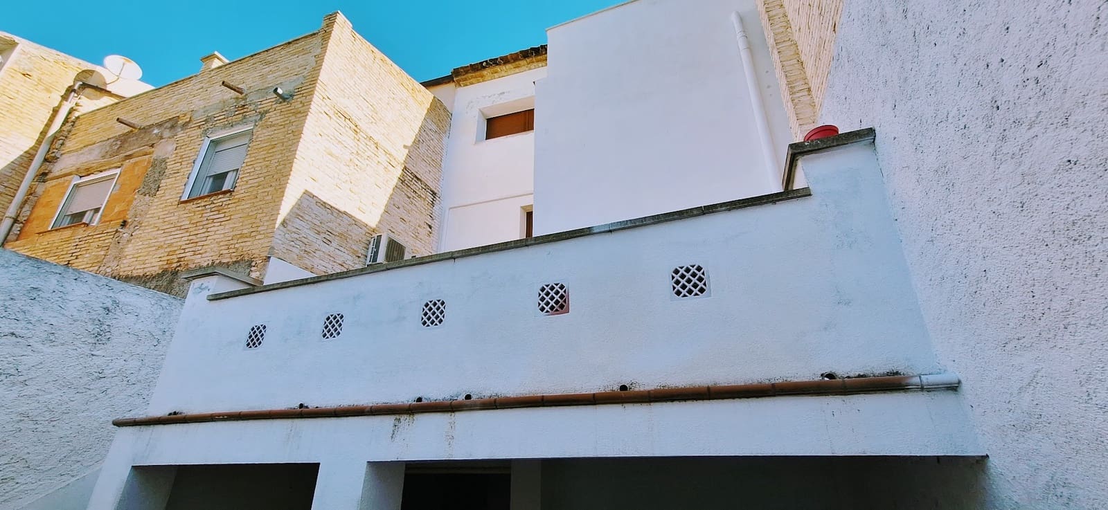 5 slaapkamer Huis te koop in Ginestar met garage - € 215.000 (Ref: 9776858)