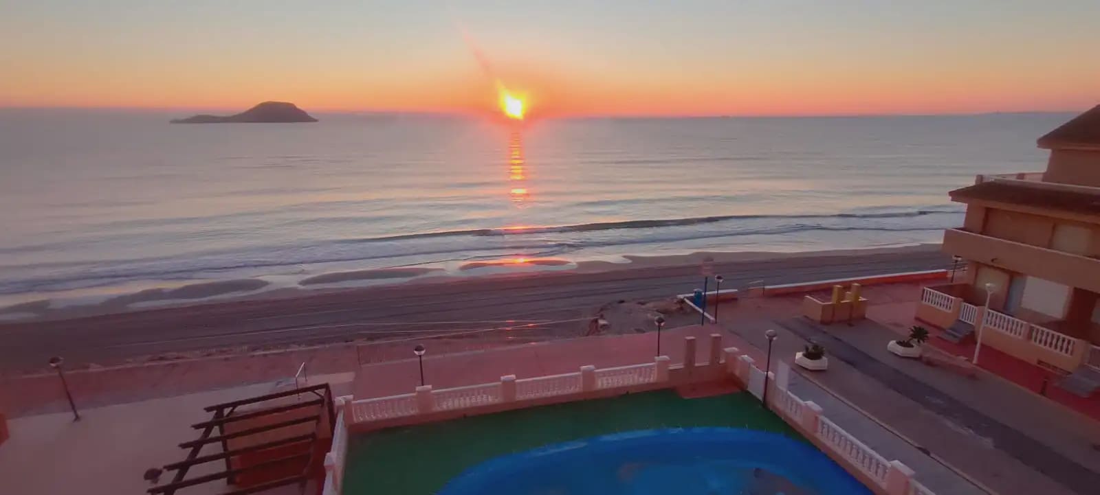 1 soverom Strandleiligheter til salgs i La Manga del Mar Menor med svømmebasseng garasje - € 192 000 (Ref: 9980590)