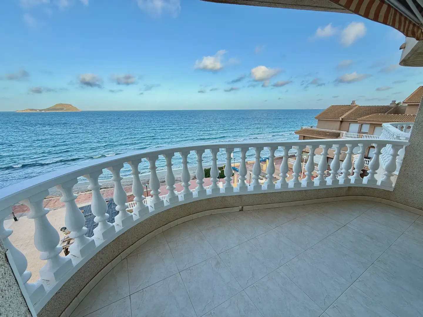 1 soverom Strandleiligheter til salgs i La Manga del Mar Menor med svømmebasseng garasje - € 192 000 (Ref: 9980590)