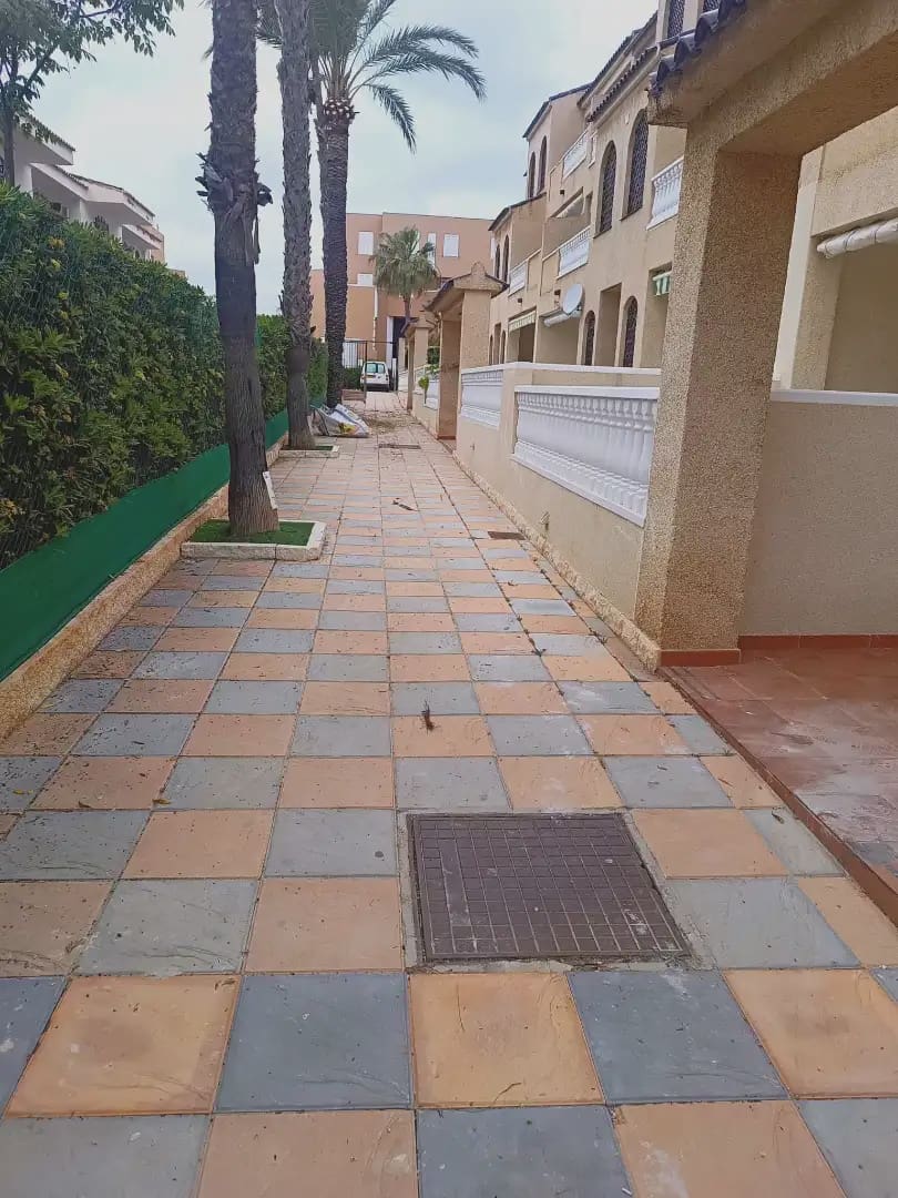 2 soverom Strandleiligheter til salgs i La Manga del Mar Menor med svømmebasseng garasje - € 185 000 (Ref: 9980591)