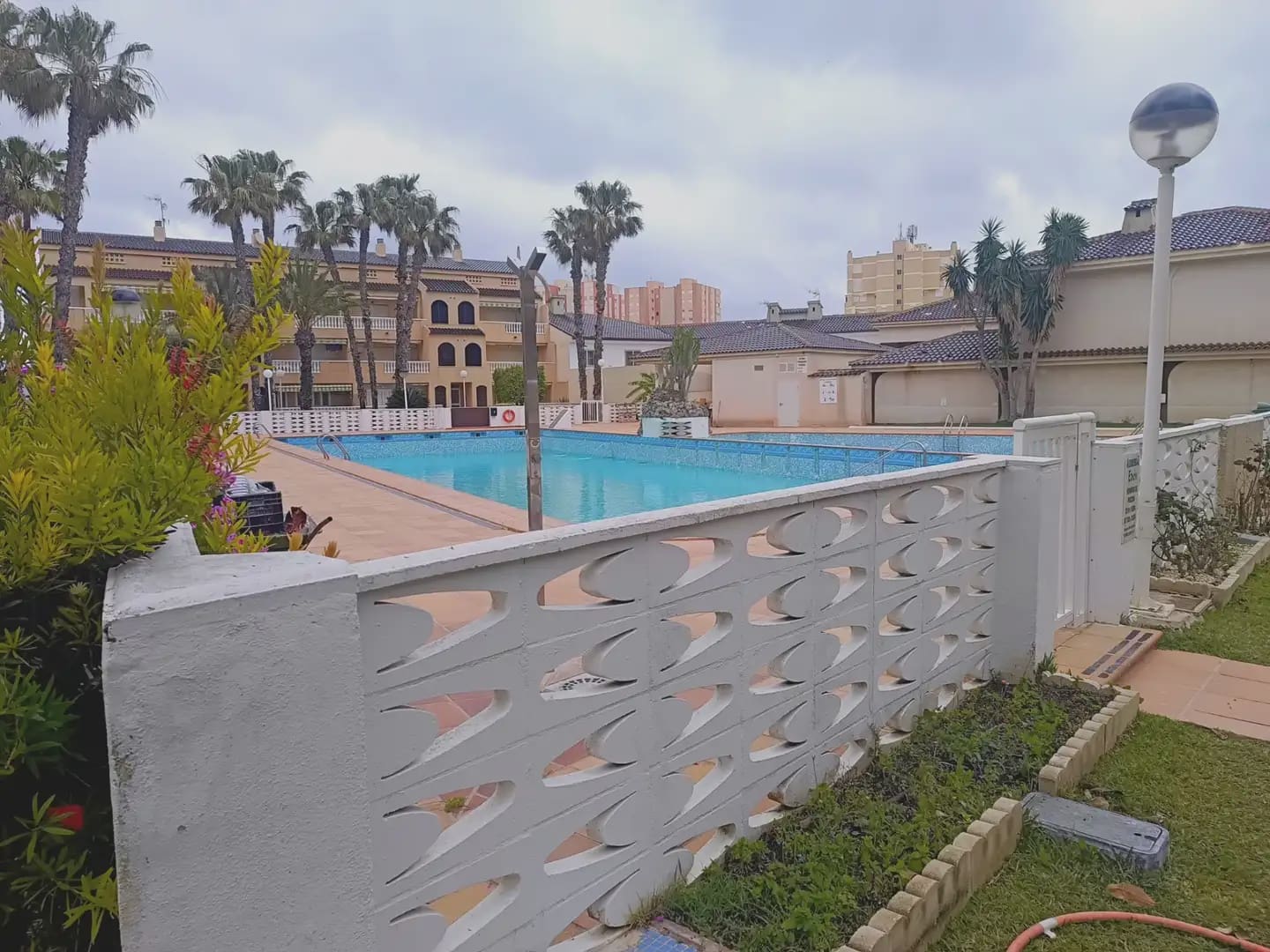 2 soverom Strandleiligheter til salgs i La Manga del Mar Menor med svømmebasseng garasje - € 185 000 (Ref: 9980591)
