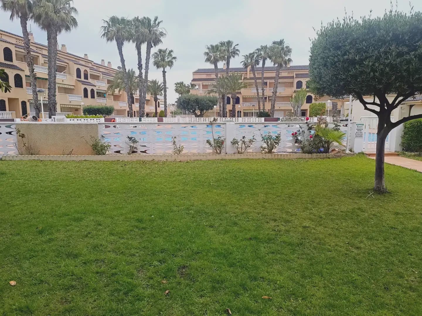 2 soverom Strandleiligheter til salgs i La Manga del Mar Menor med svømmebasseng garasje - € 185 000 (Ref: 9980591)