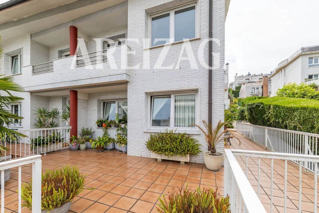 4 bedroom Townhouse for sale in Donostia-San Sebastian with pool - € 1,540,000 (Ref: 10008020)
