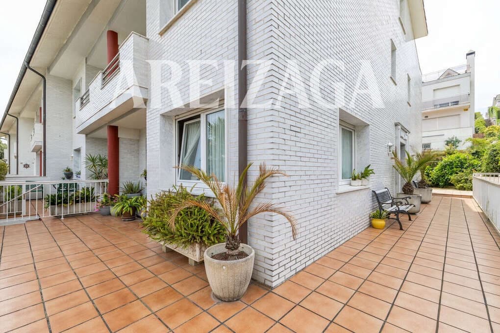 4 bedroom Townhouse for sale in Donostia-San Sebastian with pool - € 1,540,000 (Ref: 10008020)