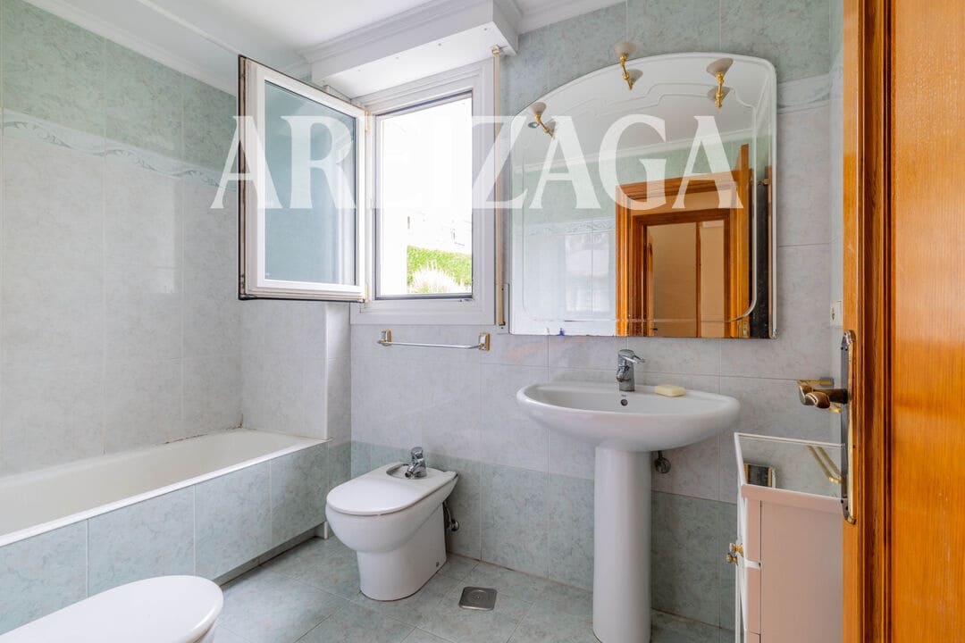 4 bedroom Townhouse for sale in Donostia-San Sebastian with pool - € 1,540,000 (Ref: 10008020)