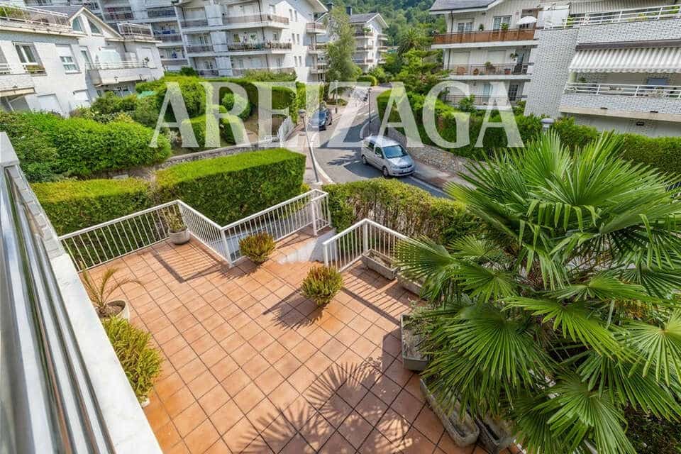4 bedroom Townhouse for sale in Donostia-San Sebastian with pool - € 1,540,000 (Ref: 10008020)