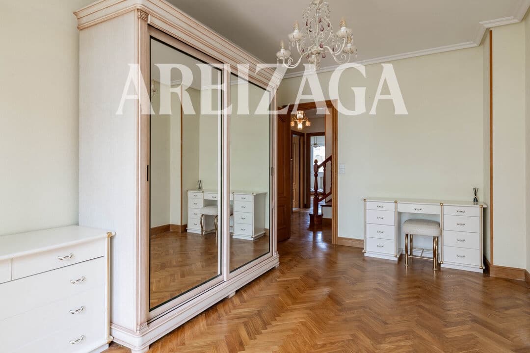 4 bedroom Townhouse for sale in Donostia-San Sebastian with pool - € 1,540,000 (Ref: 10008020)