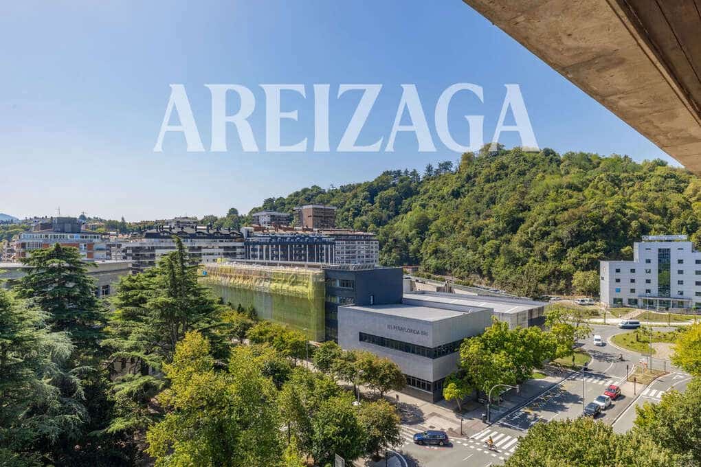 Piso de 5 habitaciones en Donostia-San Sebastián en venta con garaje - 1.350.000 € (Ref: 10093829)