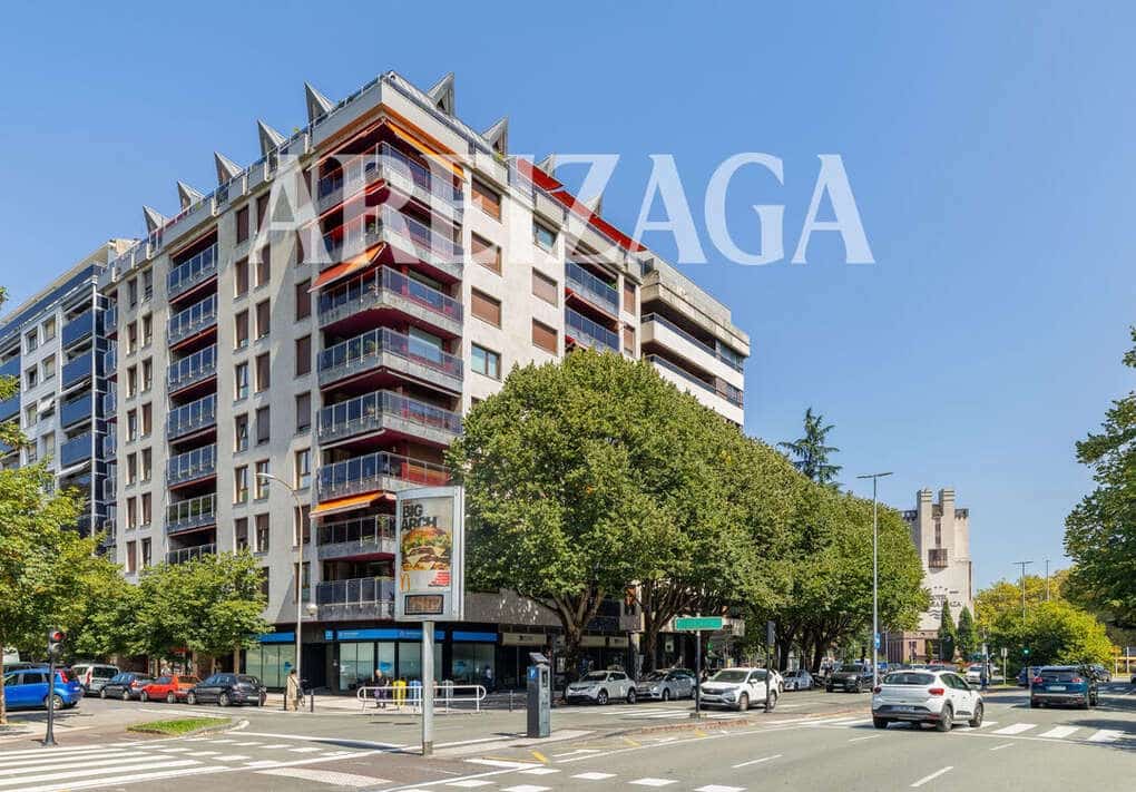 Piso de 5 habitaciones en Donostia-San Sebastián en venta con garaje - 1.350.000 € (Ref: 10093829)