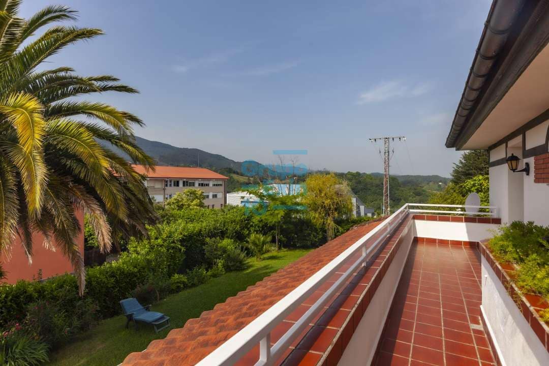 5 bedroom Villa for sale in Usurbil - € 1,000,000 (Ref: 7466618)