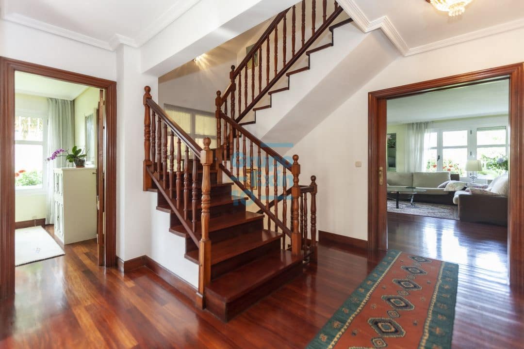 5 bedroom Villa for sale in Usurbil - € 1,000,000 (Ref: 7466618)