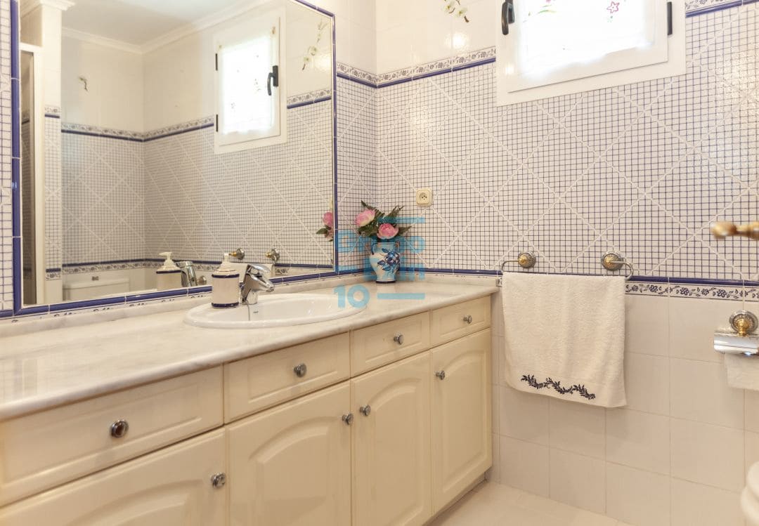 5 bedroom Villa for sale in Usurbil - € 1,000,000 (Ref: 7466618)