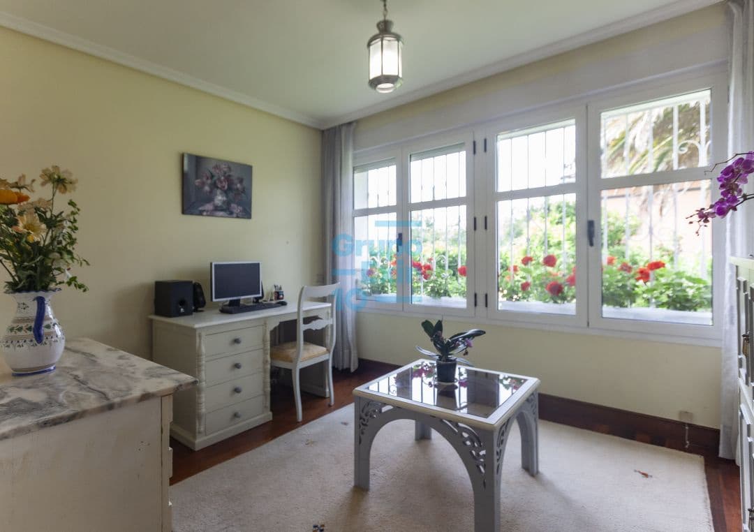 5 bedroom Villa for sale in Usurbil - € 1,000,000 (Ref: 7466618)