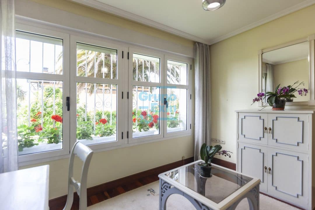 5 bedroom Villa for sale in Usurbil - € 1,000,000 (Ref: 7466618)