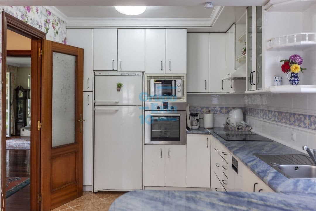 5 bedroom Villa for sale in Usurbil - € 1,000,000 (Ref: 7466618)