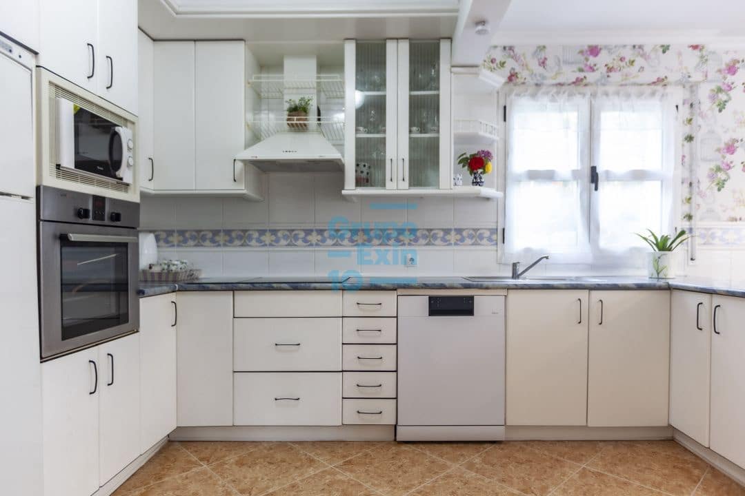 5 bedroom Villa for sale in Usurbil - € 1,000,000 (Ref: 7466618)