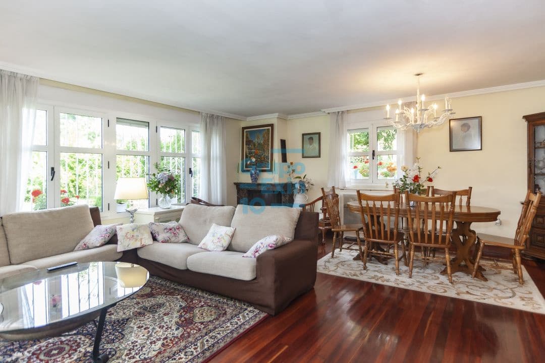 5 bedroom Villa for sale in Usurbil - € 1,000,000 (Ref: 7466618)