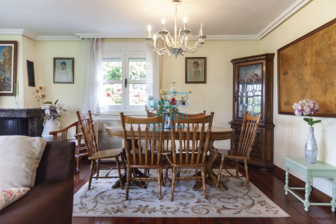 5 bedroom Villa for sale in Usurbil - € 1,000,000 (Ref: 7466618)