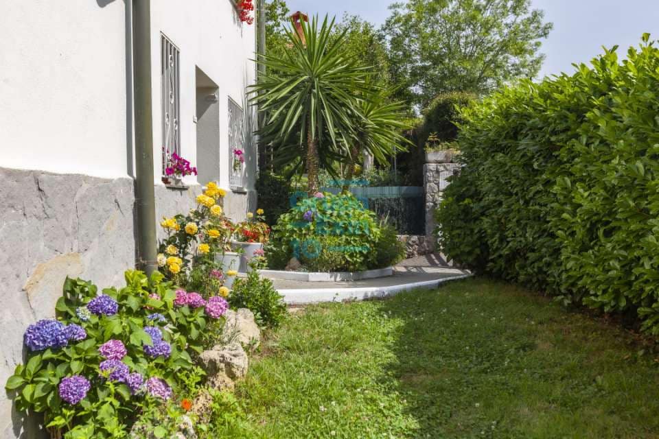 5 bedroom Villa for sale in Usurbil - € 1,000,000 (Ref: 7466618)