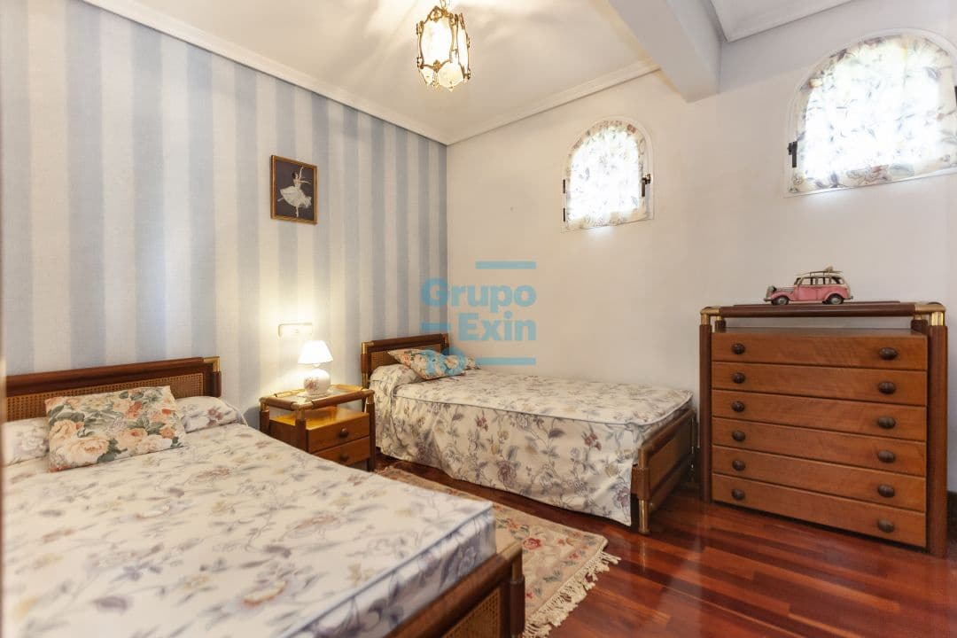 5 bedroom Villa for sale in Usurbil - € 1,000,000 (Ref: 7466618)