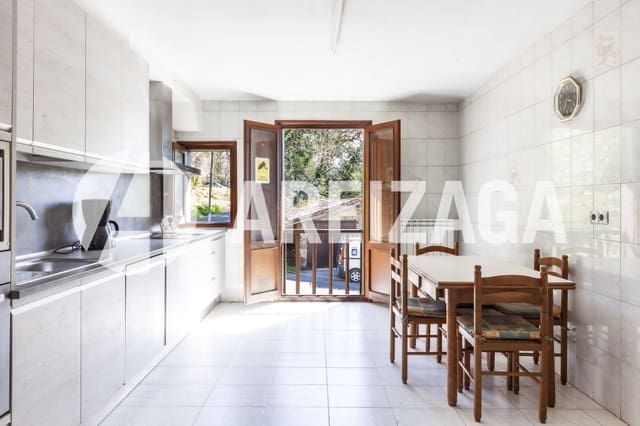 5 bedroom Townhouse for sale in Donostia-San Sebastián - € 1,400,000 (Ref: 8861811)