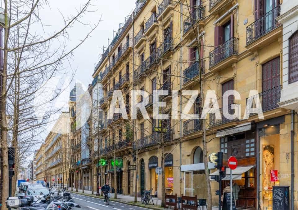 2 bedroom Flat for sale in Donostia-San Sebastian - € 745,000 (Ref: 9542536)