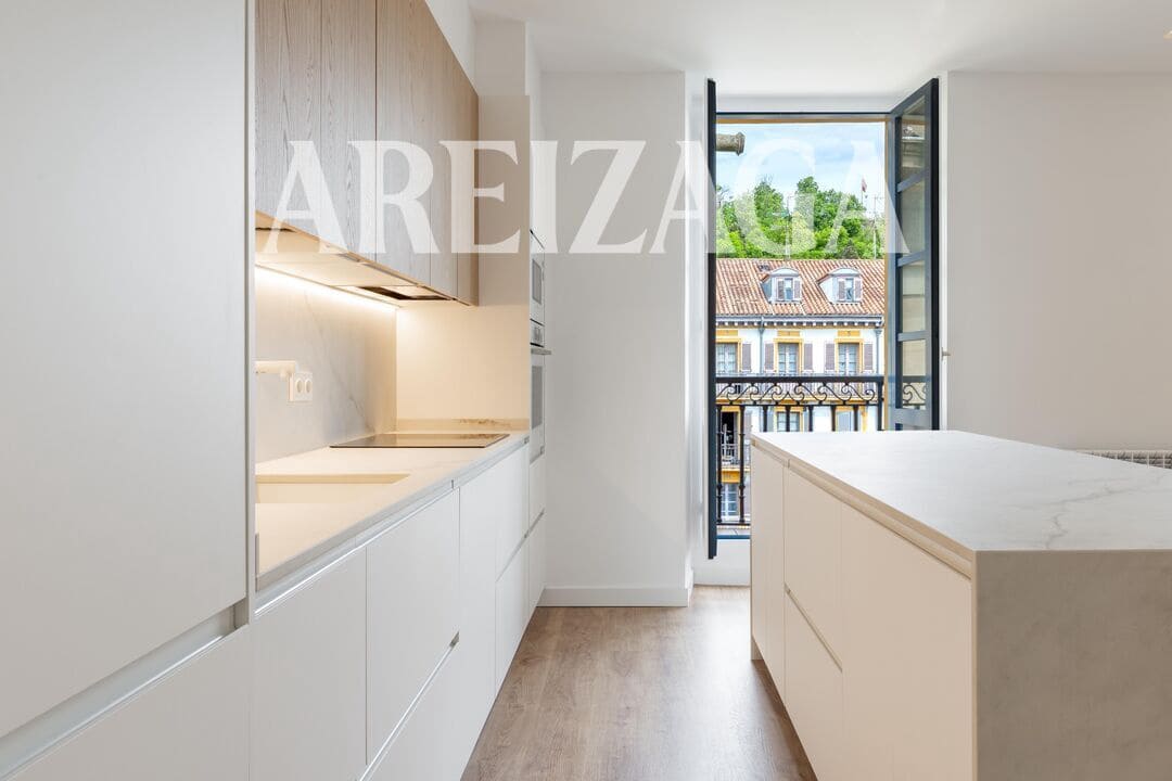 Piso de 3 habitaciones en Donostia-San Sebastián en venta - 780.000 € (Ref: 9665416)
