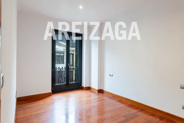 Piso de 2 habitaciones en Donostia-San Sebastián en venta - 800.000 € (Ref: 9679352)