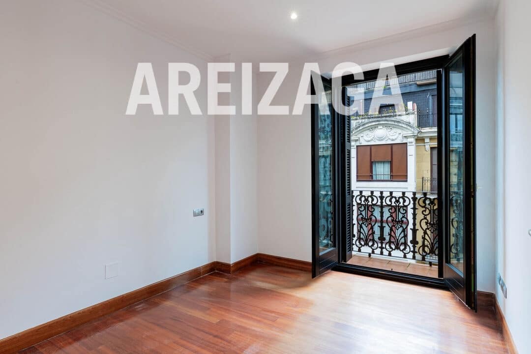 2 bedroom Flat for sale in Donostia-San Sebastian - € 800,000 (Ref: 9679352)