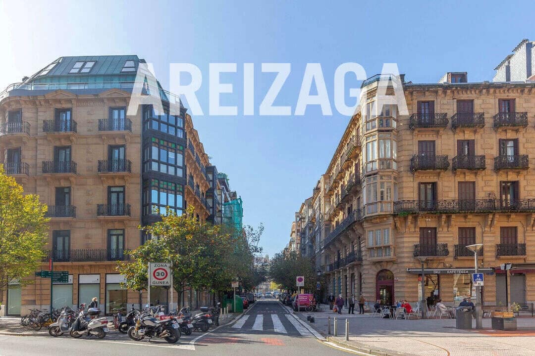 2 bedroom Flat for sale in Donostia-San Sebastian - € 800,000 (Ref: 9679352)
