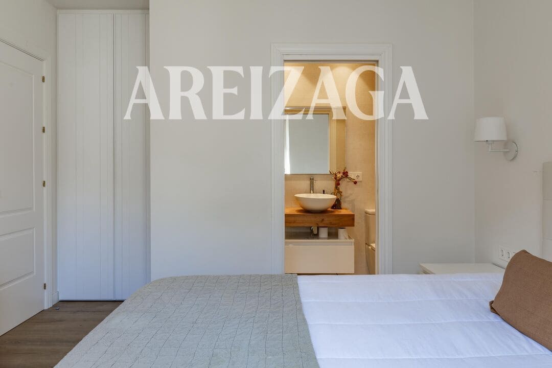 Piso de 2 habitaciones en Donostia-San Sebastián en venta - 840.000 € (Ref: 9838745)