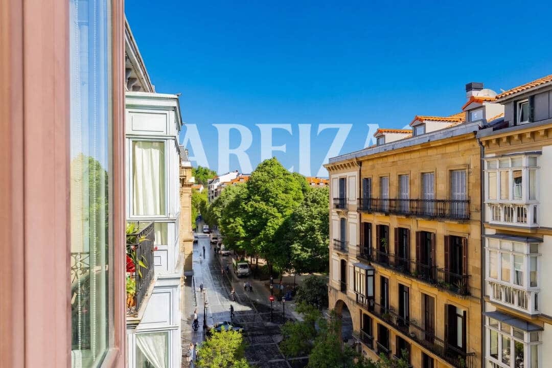 Piso de 2 habitaciones en Donostia-San Sebastián en venta - 840.000 € (Ref: 9838745)