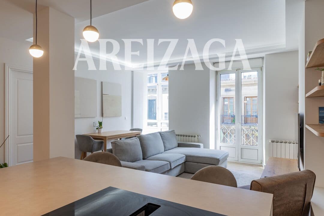 Piso de 2 habitaciones en Donostia-San Sebastián en venta - 840.000 € (Ref: 9838745)