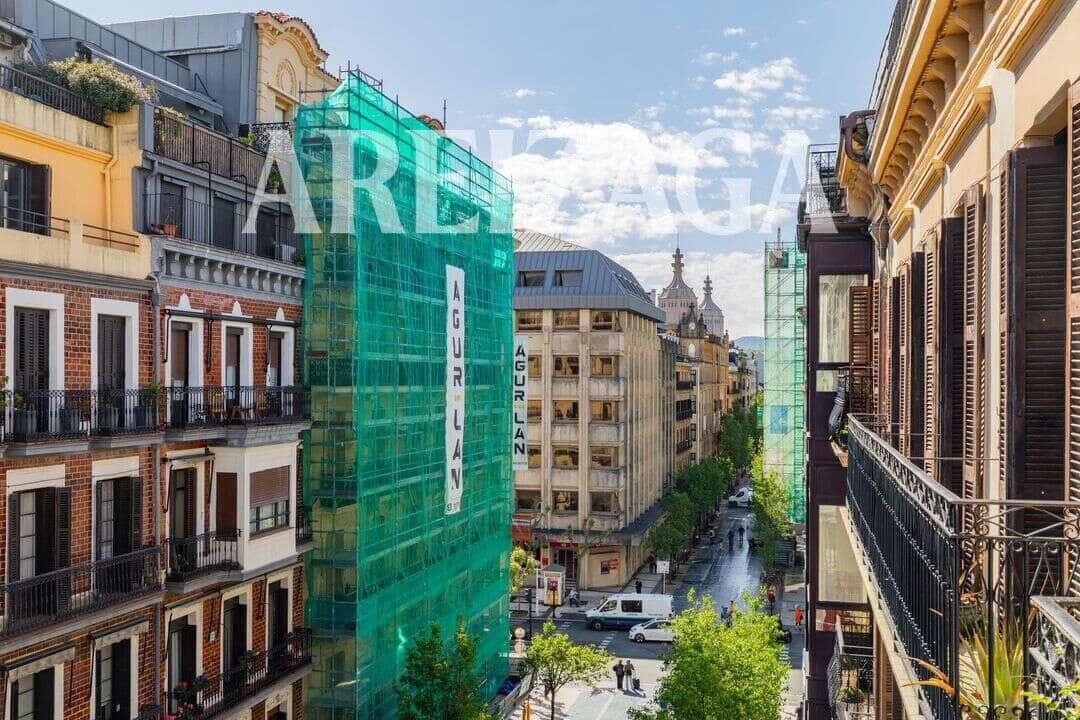 Piso de 2 habitaciones en Donostia-San Sebastián en venta - 840.000 € (Ref: 9838745)