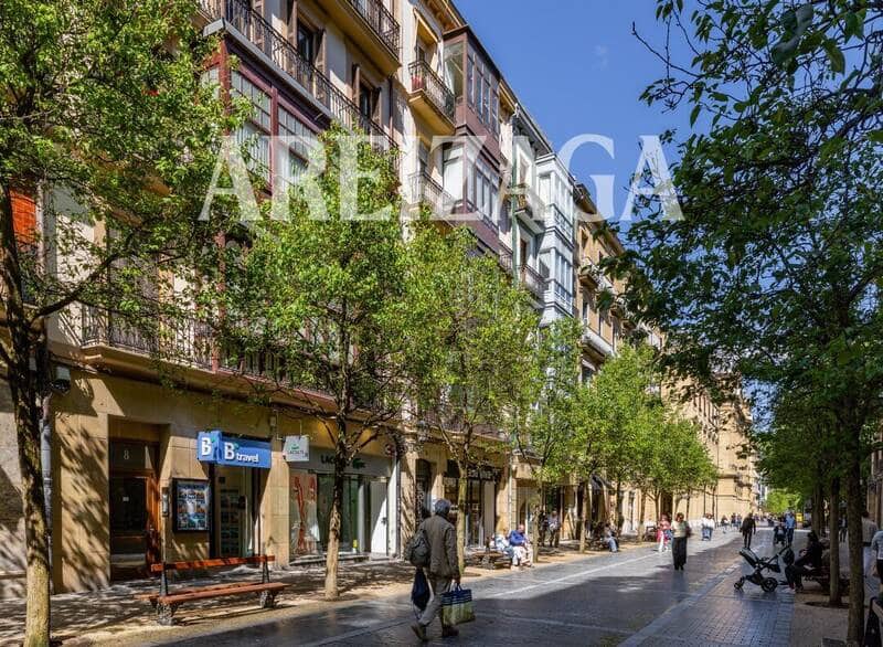 Piso de 2 habitaciones en Donostia-San Sebastián en venta - 840.000 € (Ref: 9838745)