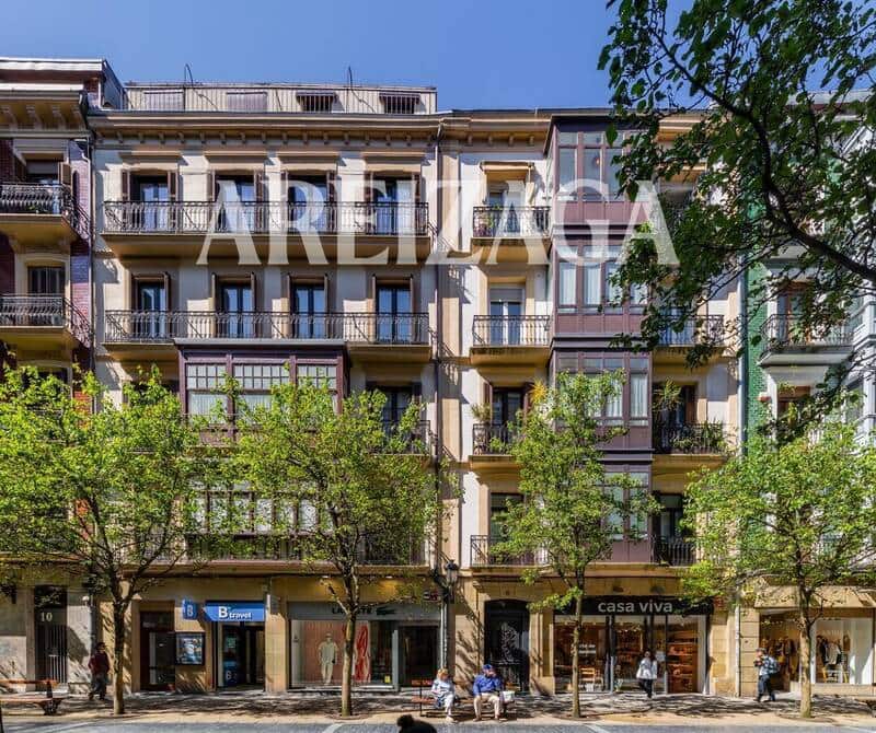 Piso de 2 habitaciones en Donostia-San Sebastián en venta - 840.000 € (Ref: 9838745)