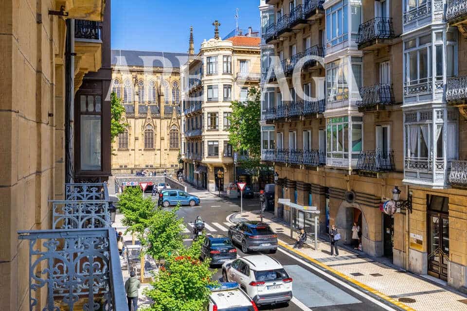 4 bedroom Flat for sale in Donostia-San Sebastian - € 980,000 (Ref: 9844487)