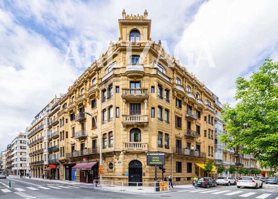 4 bedroom Flat for sale in Donostia-San Sebastian - € 980,000 (Ref: 9844487)