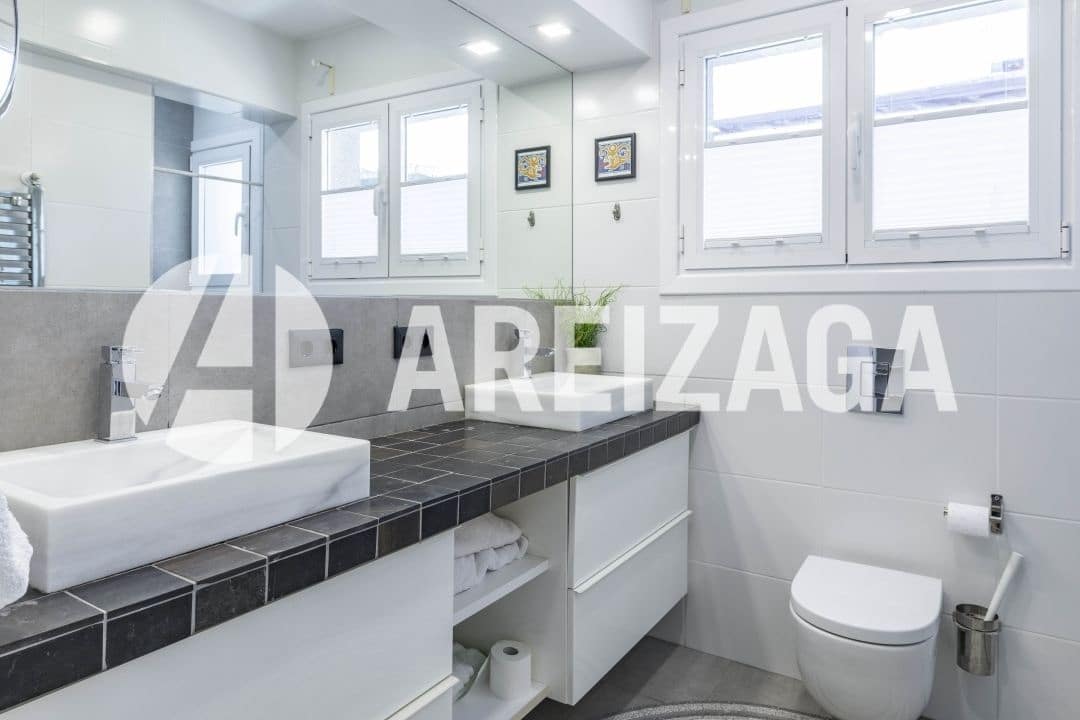 3 bedroom Apartment for sale in Donostia-San Sebastian - € 714,000 (Ref: 9850514)